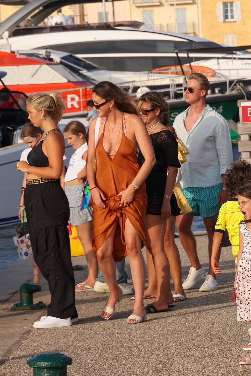 克鲁兹-贝克汉姆和新女友塔娜-霍尔丁现身圣特罗佩二人准备乘船