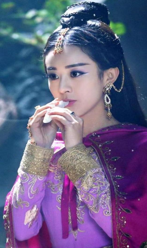 “尖嘴猴腮”别硬演公主，这8位女星告诉你，什么才叫金枝玉叶