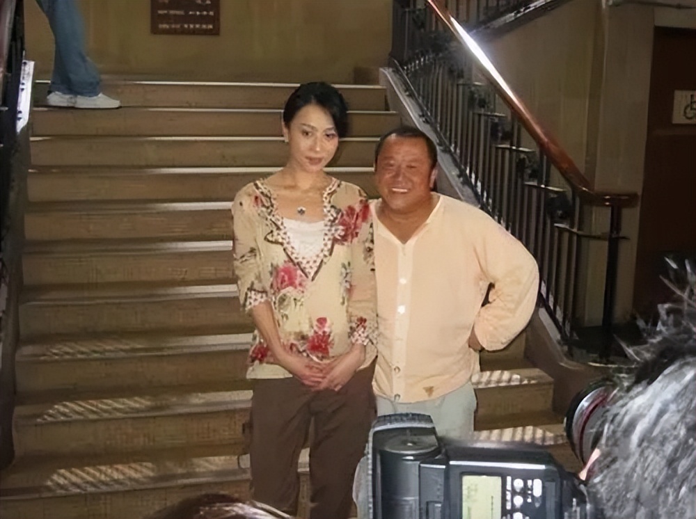 摸腿、陪酒、绝育、自杀，娱乐圈的潜规则，“毁”了多少女孩？