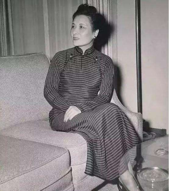 吃了宋美龄亲手做的菜，王耀武紧急转移妻儿，告诫：千万别去台湾