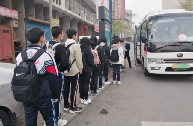 同样上3年初中，一个学生住校、一个学生走读，中考成绩差距明显