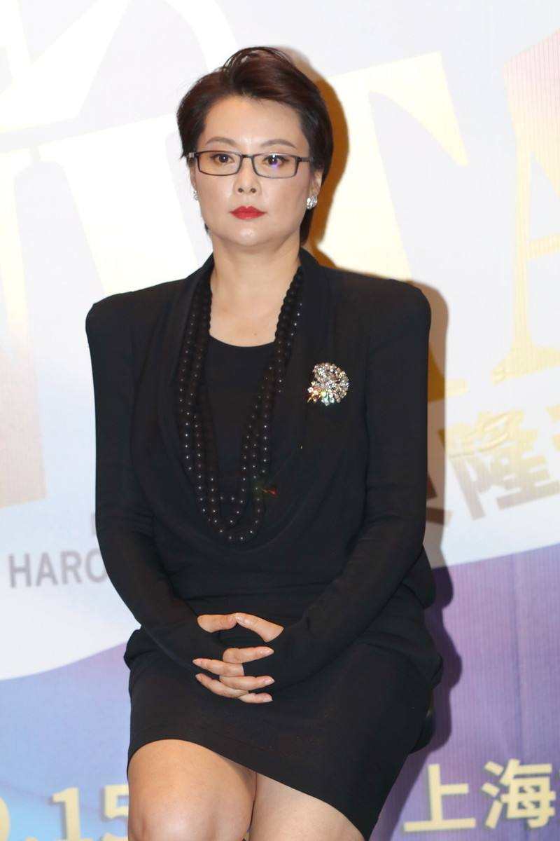 看了袁立的夏季穿搭，才发现：再过30年，你穿衣也不如她时髦