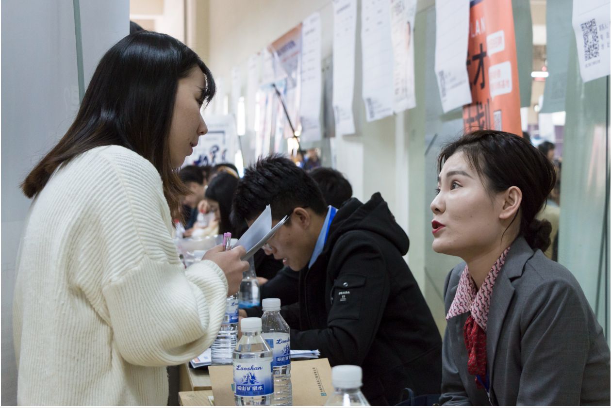 女大学生穿戴整洁睡桥底，抱着电脑专心工作，网友：“戏精”上身