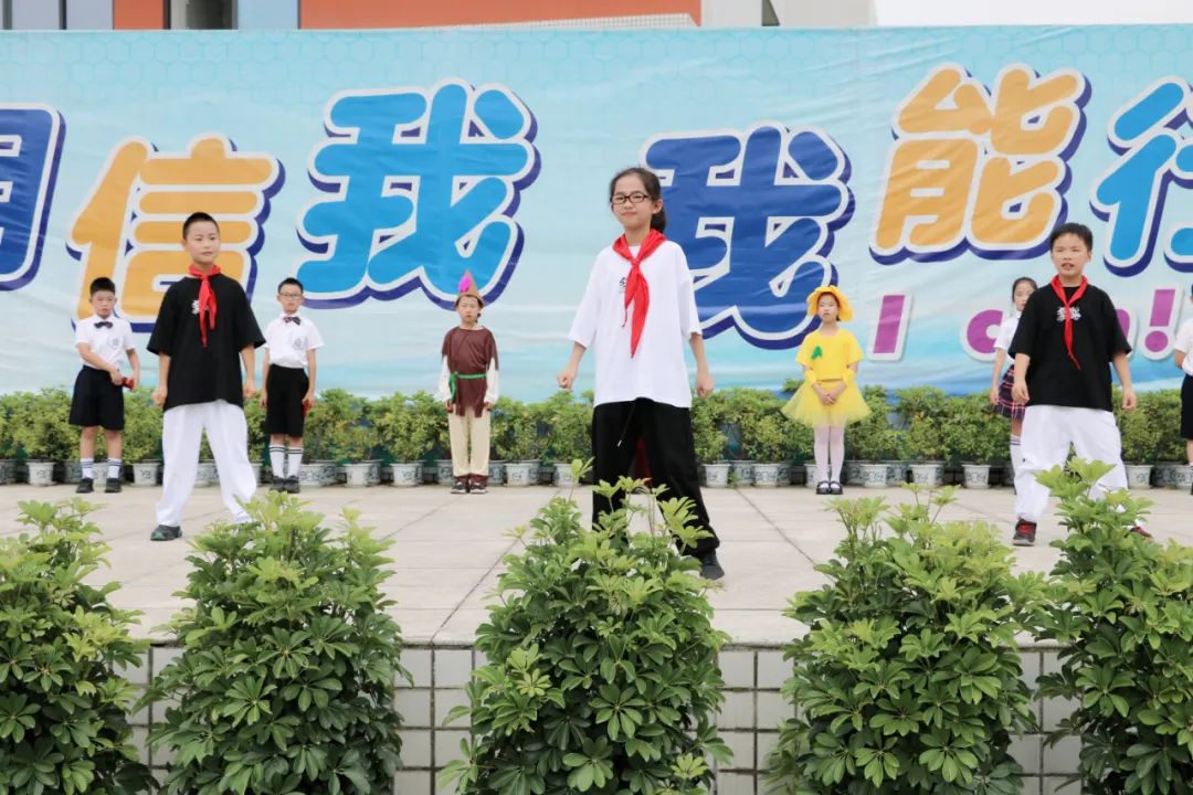 成都市双流区实验小学外国语学校兰花中队进行升旗仪式班级展示