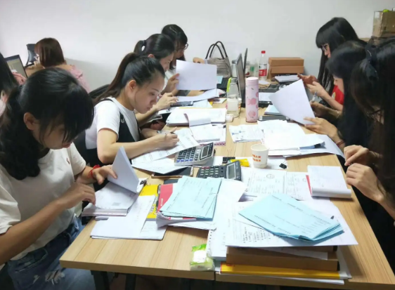 会计应届生“就业难”，初入职场工资只有2000多，如何摆脱困境？