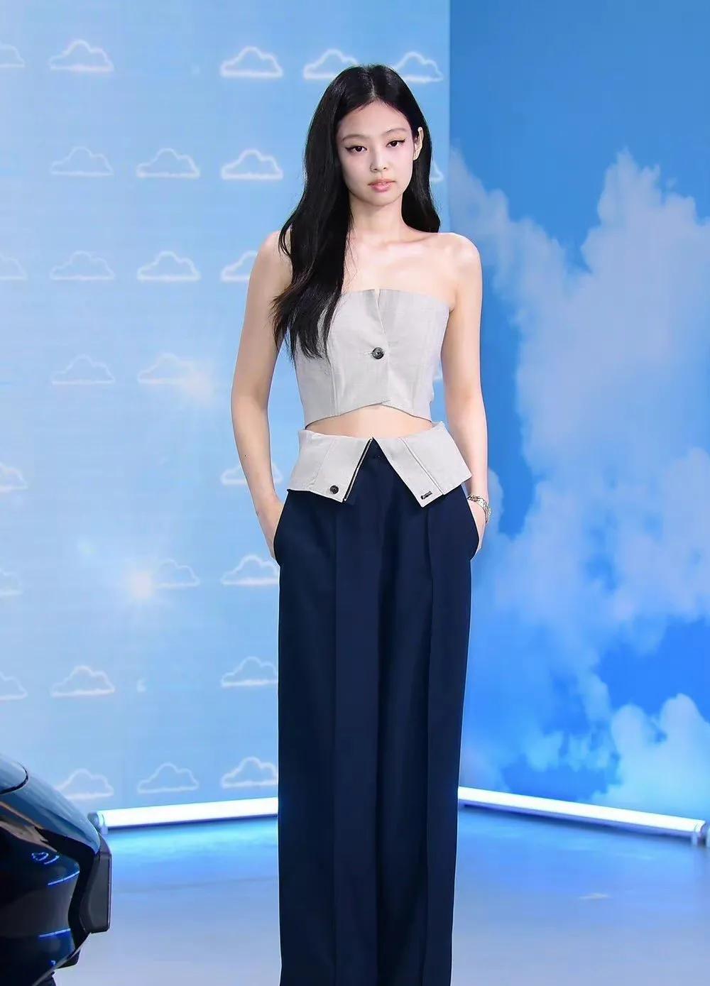 被jennie漂亮的直角肩及锁骨线条给吸引,这种抹胸就太适合她的身材了