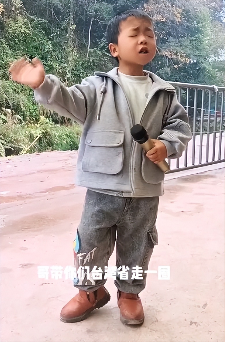 “未来歌神”：6岁农村萌娃“戏精附体”，靠模仿对口型唱歌走红