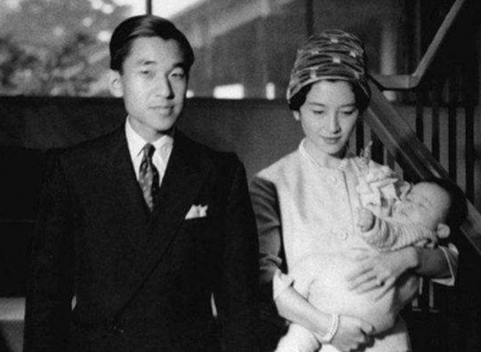 日本美智子皇后：我与天皇没爱情，只有子宫被需要