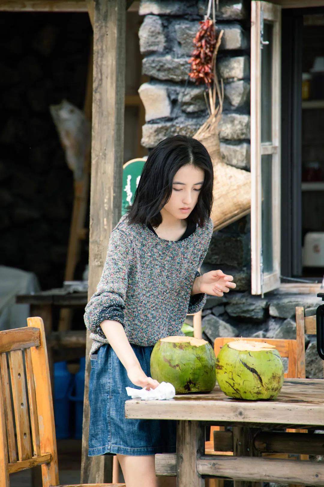 张子枫近期综艺穿搭