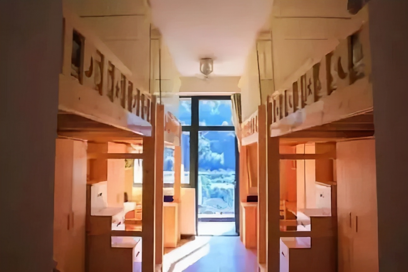 语娄桥分校食宿费:住宿费3000元/学年,餐费自理寝室条件:宿舍为六人间