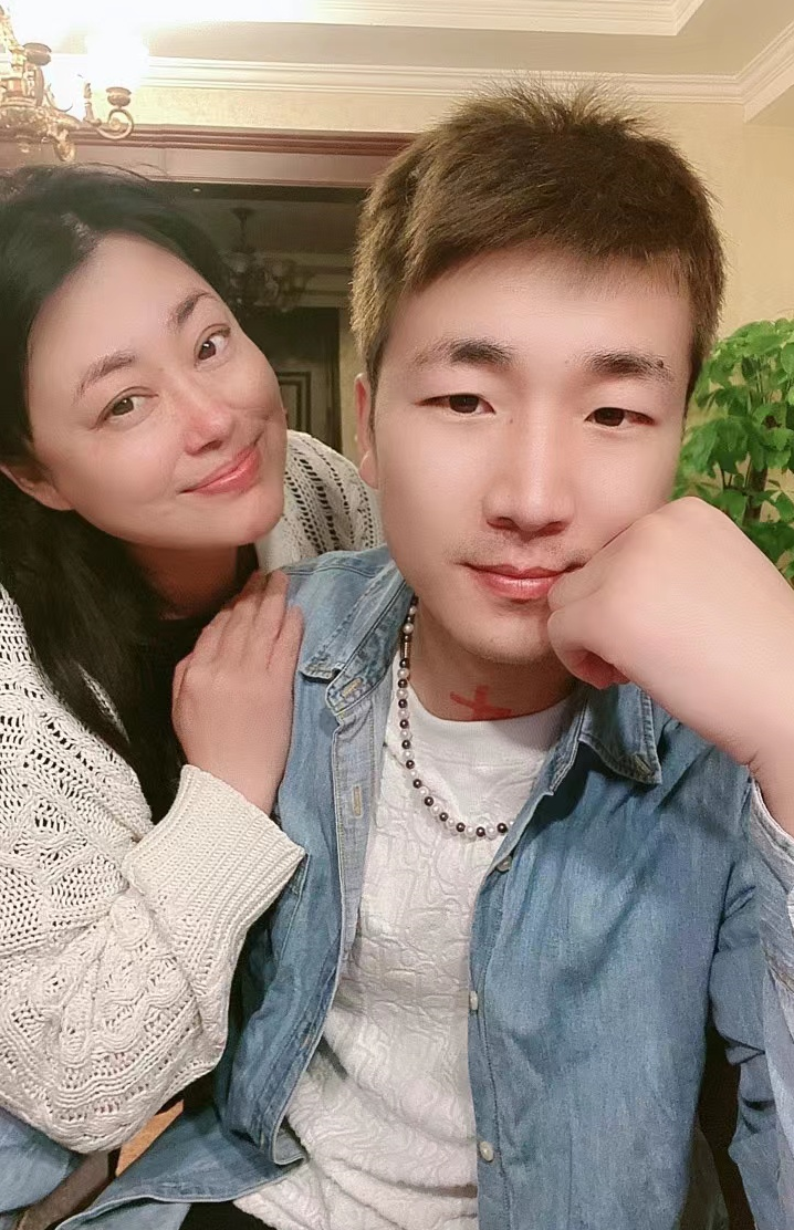 李菁菁小21岁老公是干什么的(李菁菁现在老公是谁)-第9张图片-易算准