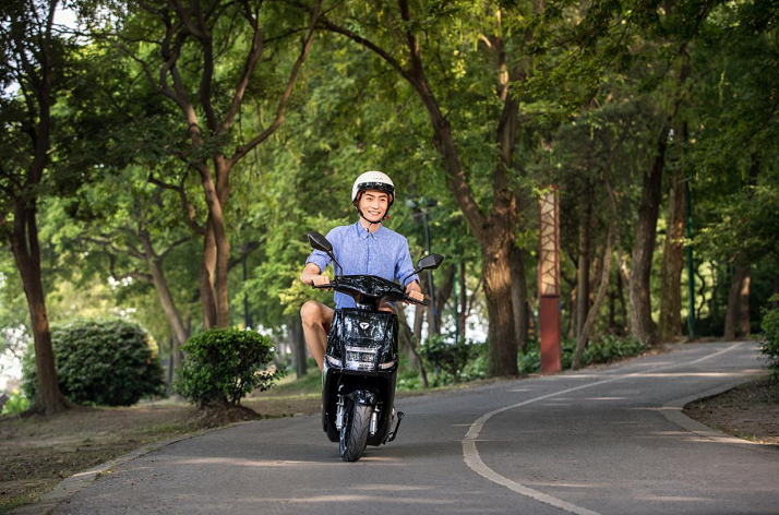 电动车轮胎多久要换一次？真空胎和钢丝胎选哪个？修车师傅告诉你