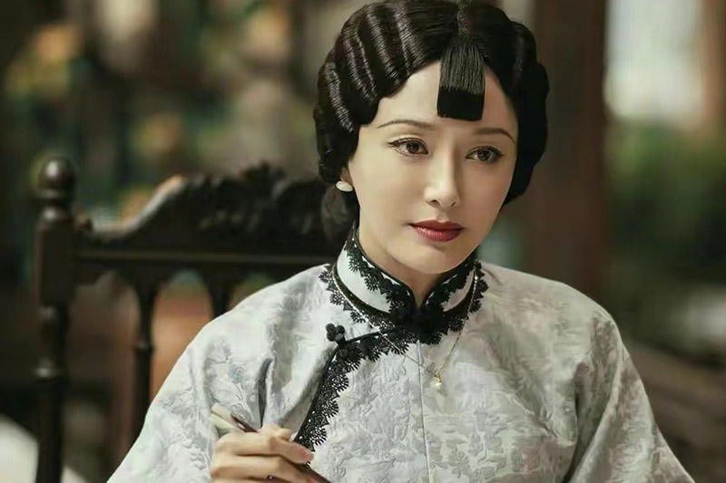 传家：不敢行差踏错的易钟灵