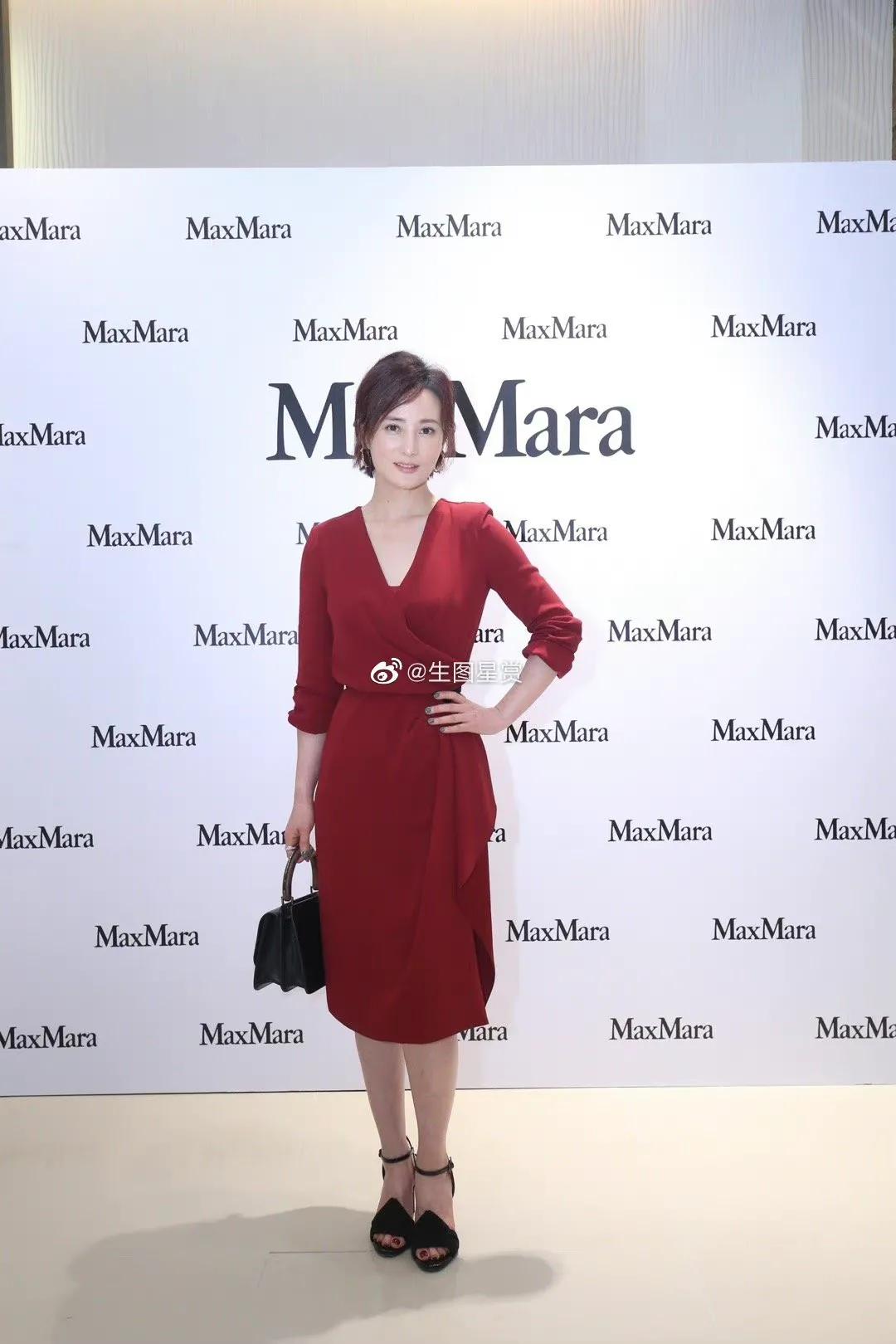 蒋勤勤出席品牌活动 现场试穿经典款大衣，女神气质爆棚