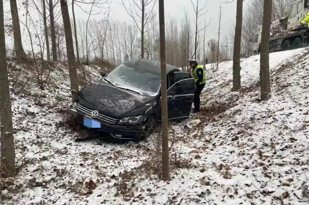 战风斗雪！风雪路上的“警察蓝”很安心