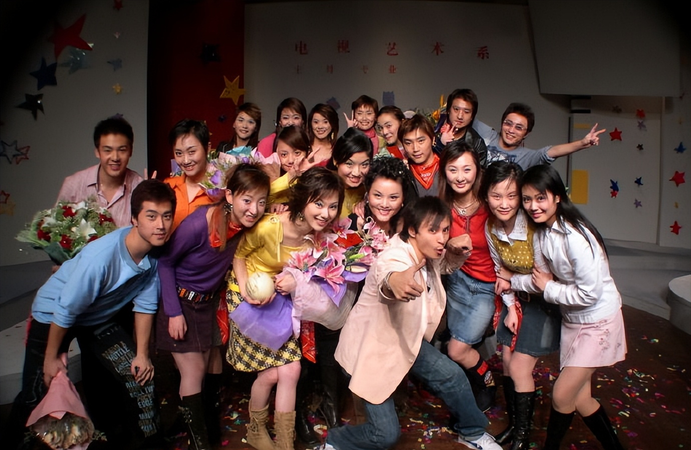 她是东方卫视主持人,当年风光出嫁,离婚后11年独自抚养儿子长大