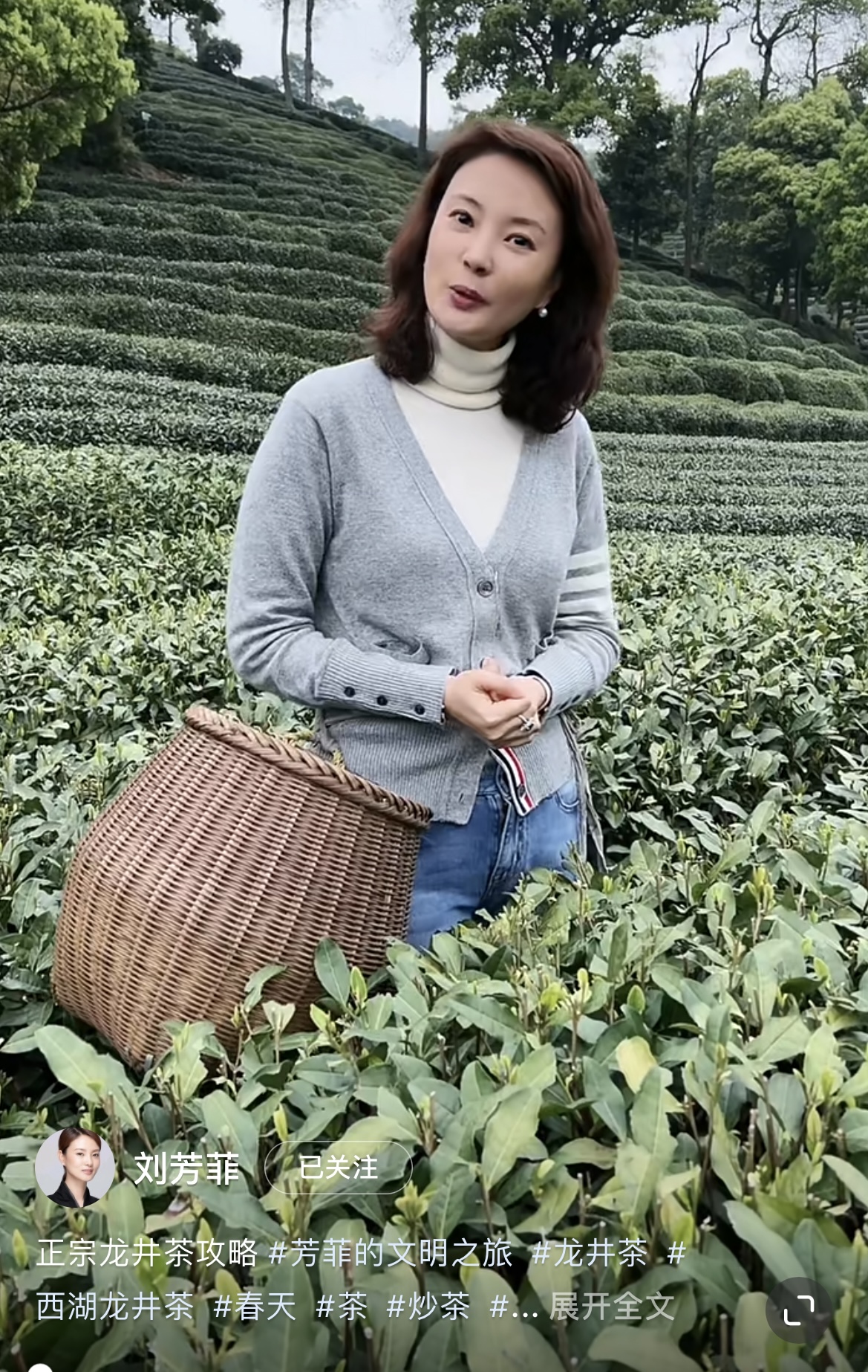 央视美女主持刘芳菲素颜曝光,皮肤白嫩紧致,46岁仍单身感情成谜