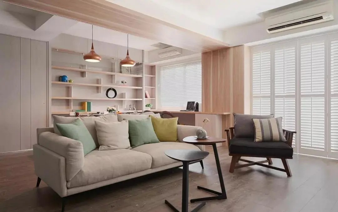 客厅作为家里颜值“扛把子”的空间，除硬装，软装选用也相当重要