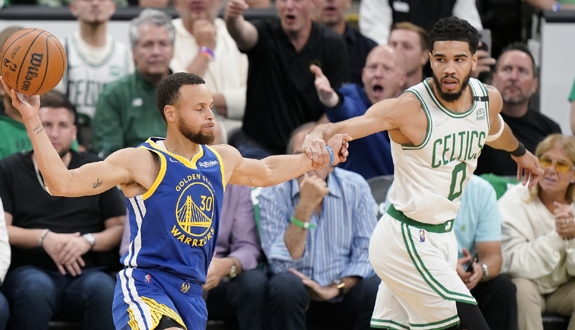 库里总决赛5大后撤步三分（我亲自加冕！库三疯来了，库里轰3个三分，对全场比出戴戒指手势）