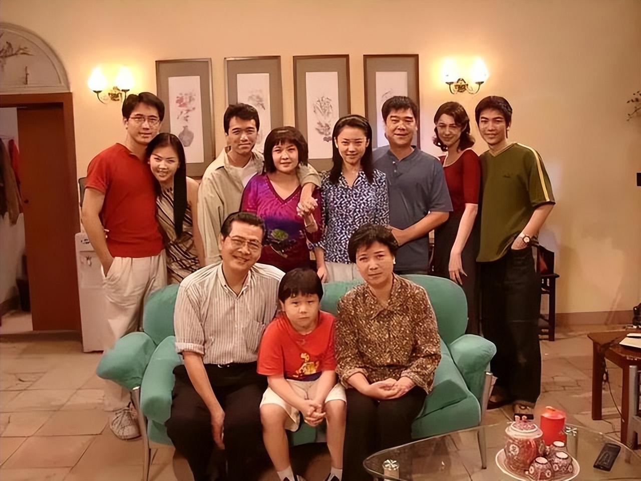 "康祈祖"徐若琪晒出康家最后一幅全家福,46岁的他再无父爱
