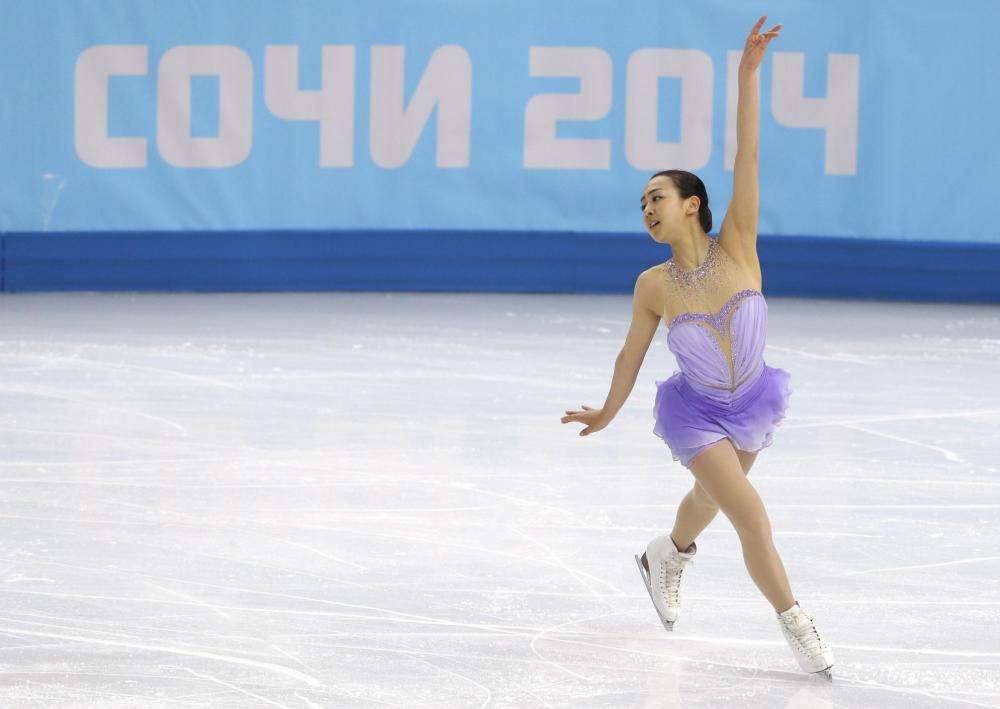 浅田真央金妍儿表演赛(冰上舞者“花滑天后”浅田真央，从跌倒女神到日本国民女神故事)