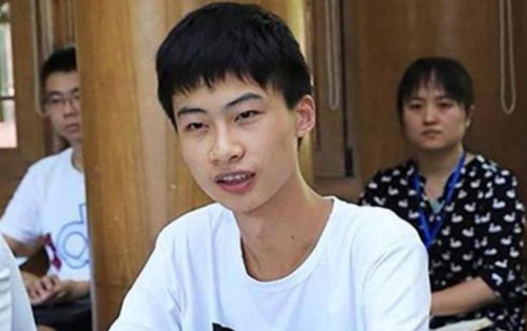 庞众望最新露面：和女朋友一同现身，戴着眼镜比以前爱笑了