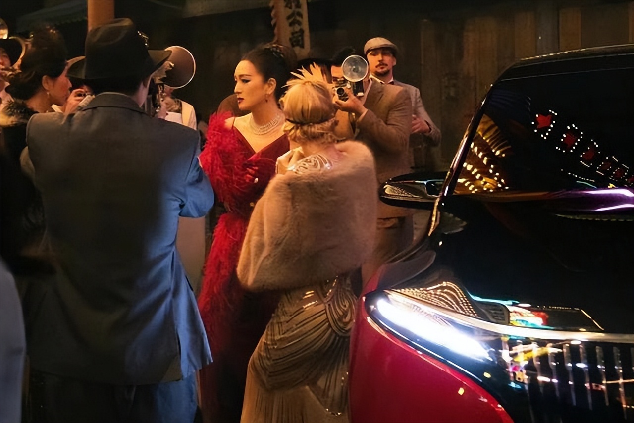 56岁巩俐久违拍广告大片！穿貂裙化身飒气女王，国际范真不容小觑