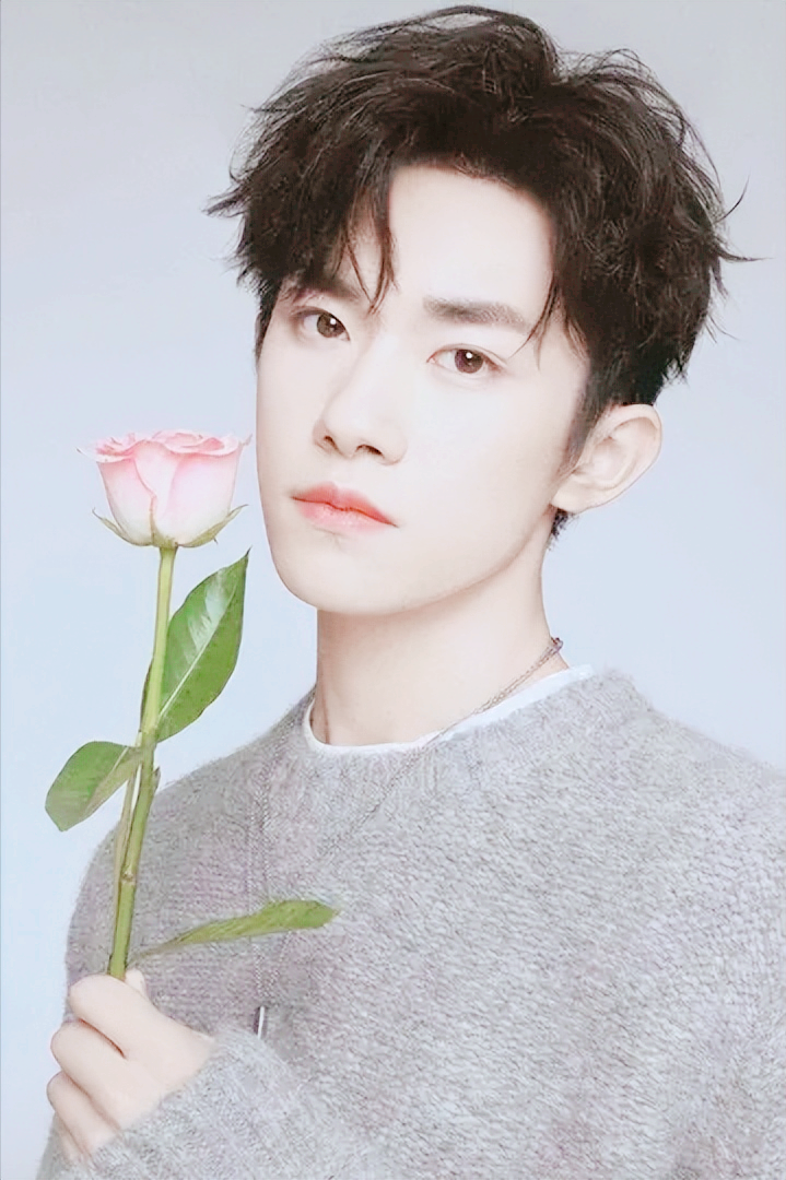 放弃已有的名利去考编制，易烊千玺的脑瓜子被驴踢了么？