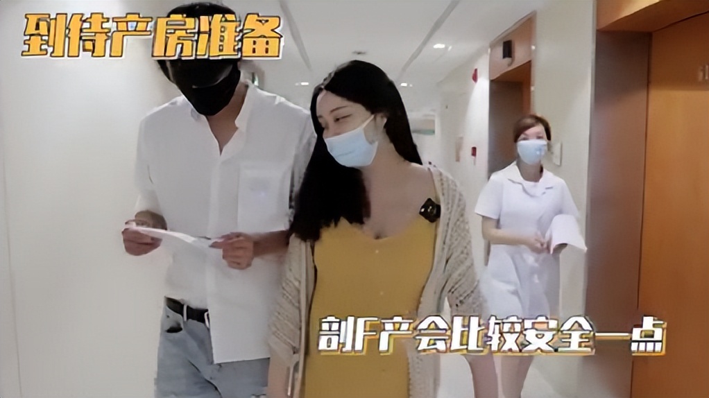 李子峰晒一家三口叠手照官宣老婆产子，双手抱娃笑容满溢，超有爱