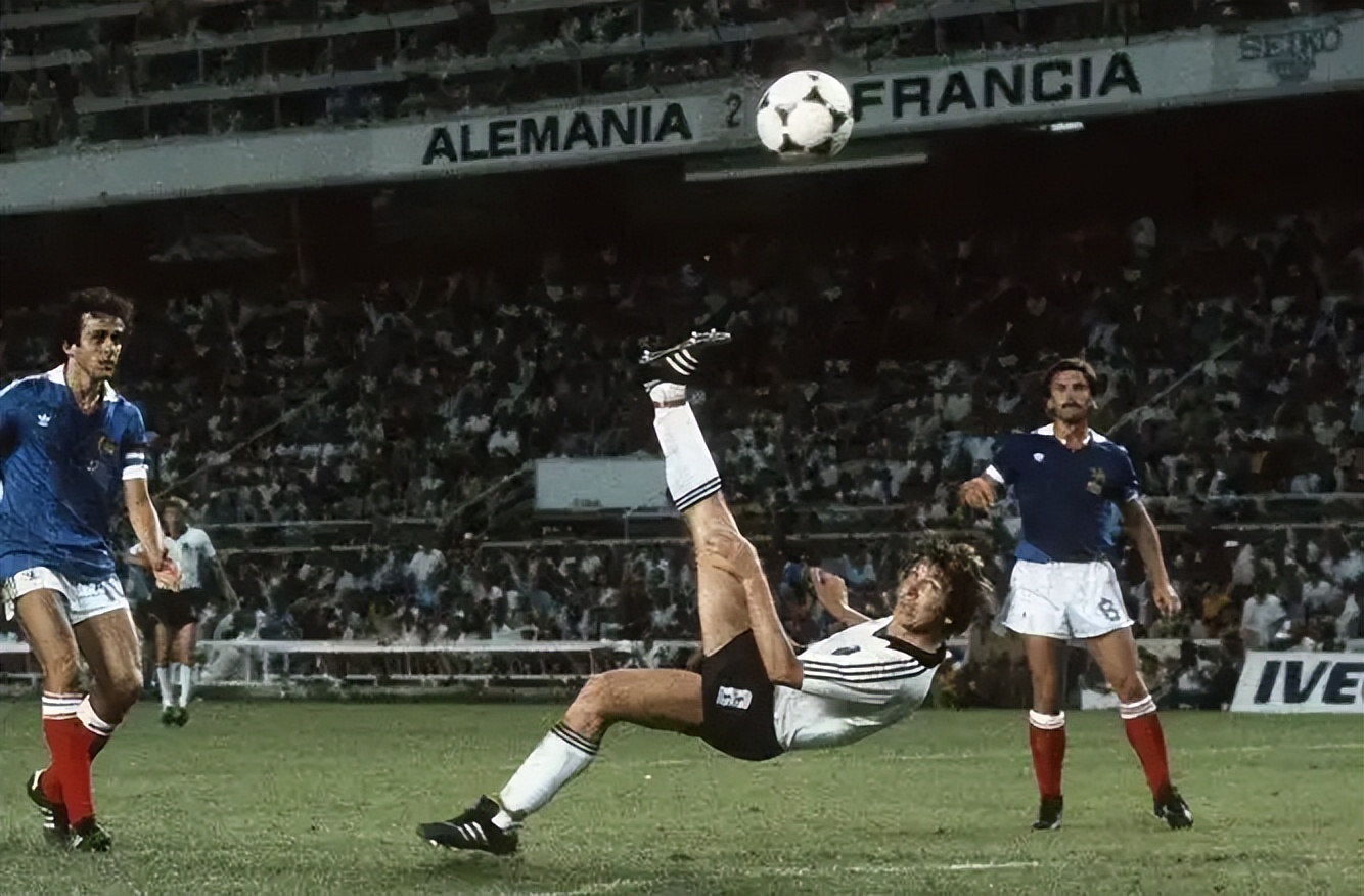 世界杯经典战役有哪些（苏牙单人拦网、C罗霸气戴帽、梅西意外助攻，世界杯22大经典比赛）