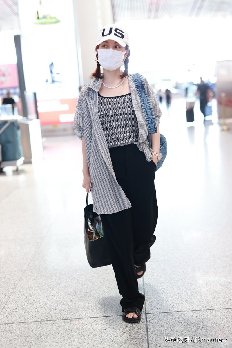 吴昕现身北京机场，头戴棒球帽梳两个麻花辫俏皮可爱