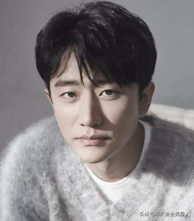 部位,虽然鼻头稍大,鼻翼也较宽,但并不是越高挺越完美的鼻型就是好的