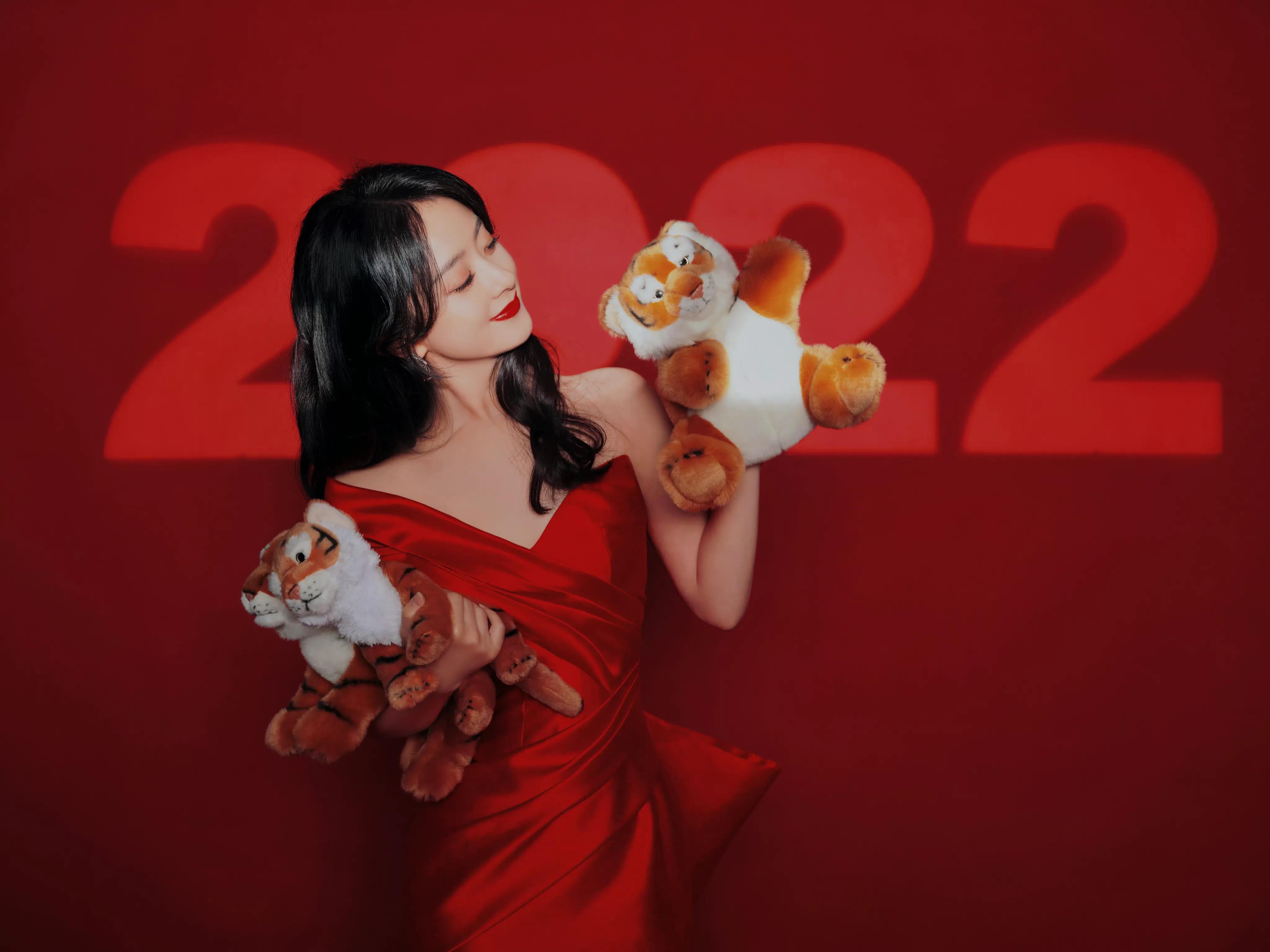 孙怡、赵丽颖红色礼服状态迥异，有没有爱情的滋润肉眼可见