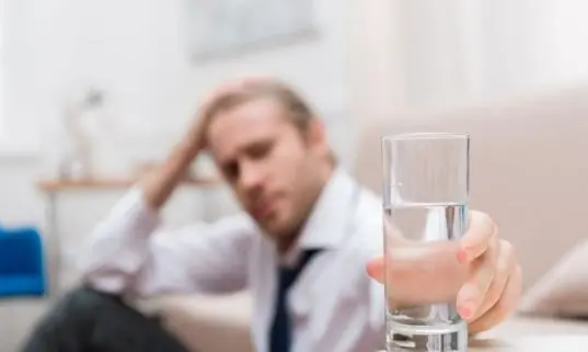 总是口干舌燥（早起口干舌燥怎么回事）