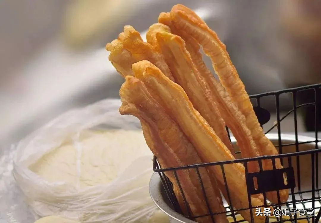 炸油条的配方（蓬松酥脆自制健康油条做法窍门）