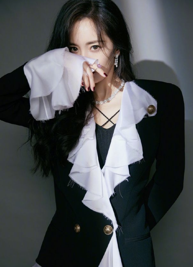 杨幂黑色系的治愈美，很动人