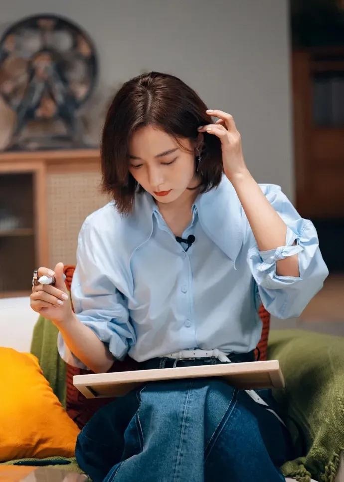 王珞丹蓝色系清新可人，蓝色衬衣和蓝色牛仔裙，简单中的不简单