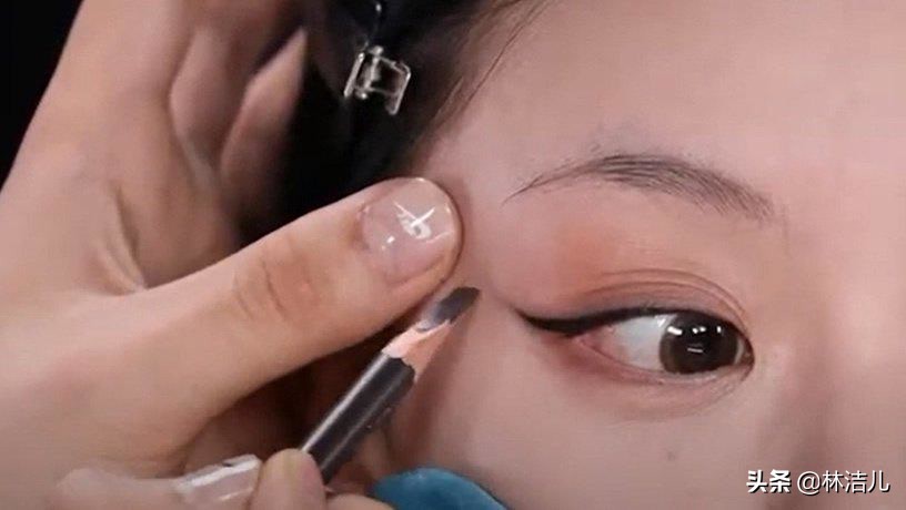 谁会不想成为迪丽热巴呢？同款魅惑妆容教学，打造立体感混血美颜