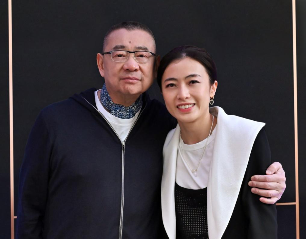 拿到700亿家产后,甘比将刘銮雄丢在街上,她连装都不想装了?