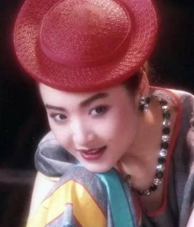 恬妞：有两段刻骨铭心的爱，今64岁仍然单身，35岁女儿成她烦恼