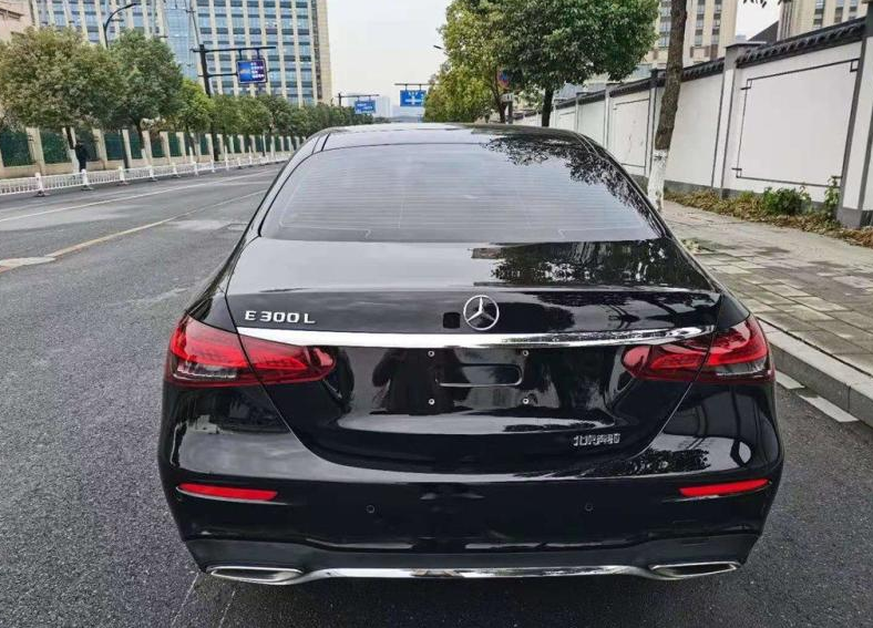 奔驰E级：曾加价3万，现降幅达5.6万，30天卖了12769辆