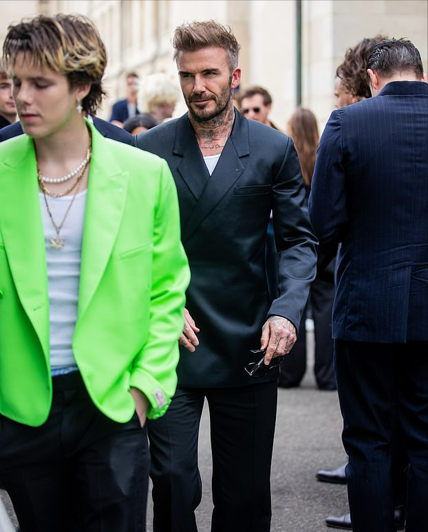 小贝带17岁小儿子闪耀迪奥大秀！克鲁兹穿绿西装好帅，真不输老爸