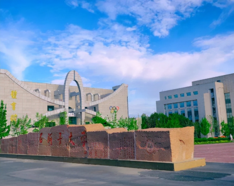 她是汕头大学女校长，39岁晋升教授、能力出众，深受广大学生爱戴