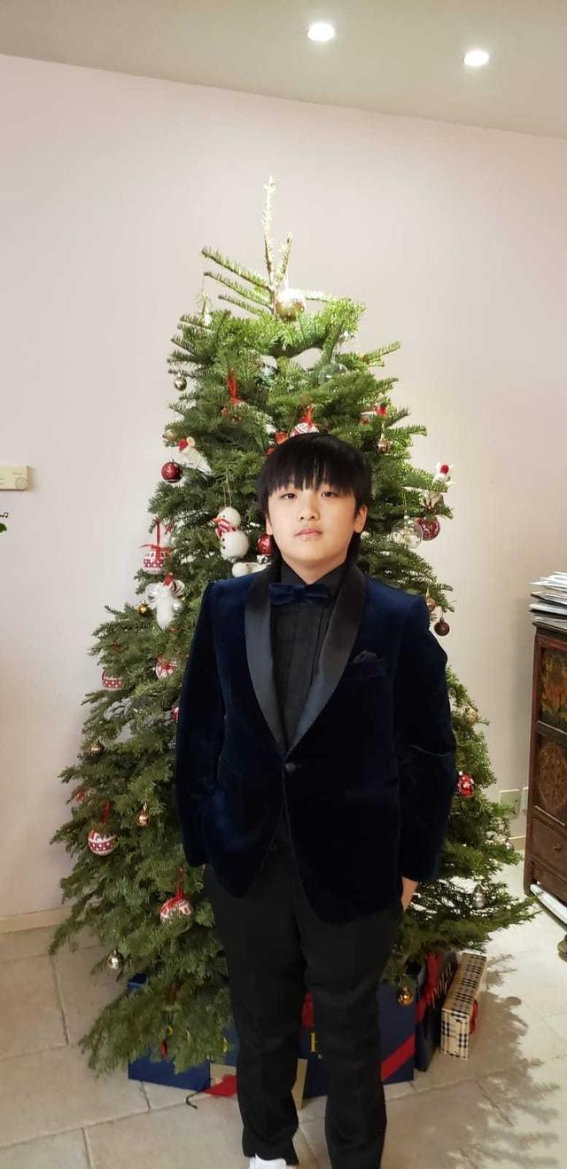 60岁吴镇宇庆祝21周年结婚纪念日，费曼晒全家福，妈妈罕见出镜