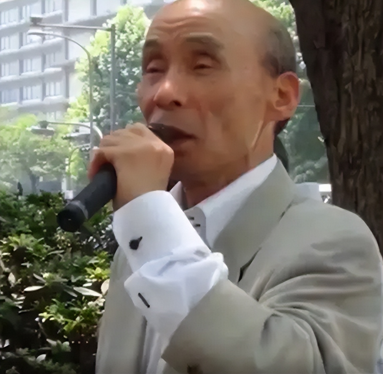 部落开始摇旗呐喊,释放石川一雄,甚至在石川一雄出狱后,他接收到了.