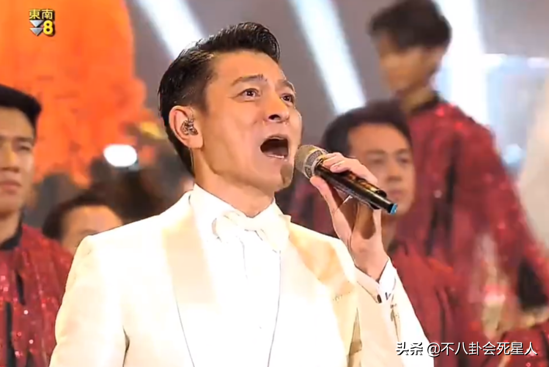 香港回归晚会落幕！刘德华老了、陈伟霆脸胖，成龙神采奕奕