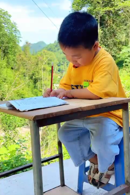 “未来歌神”：6岁农村萌娃“戏精附体”，靠模仿对口型唱歌走红