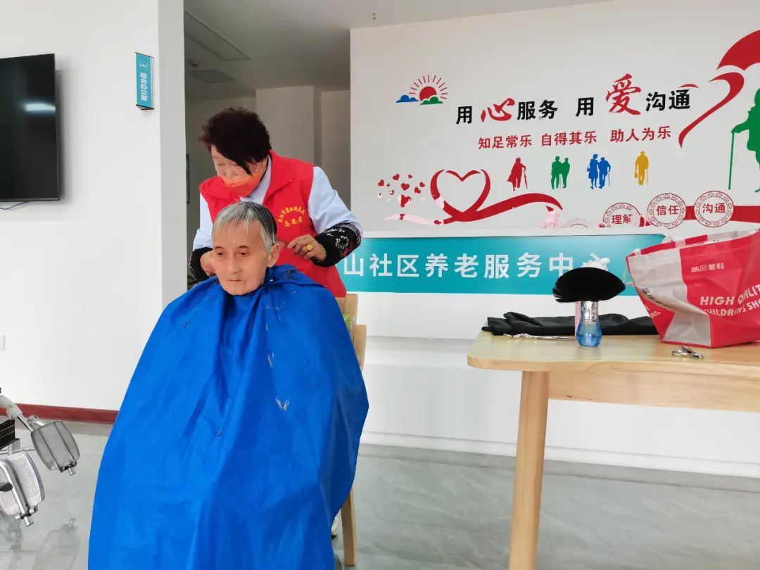 农历二月二，康弘颐养苑进社区为长者理发