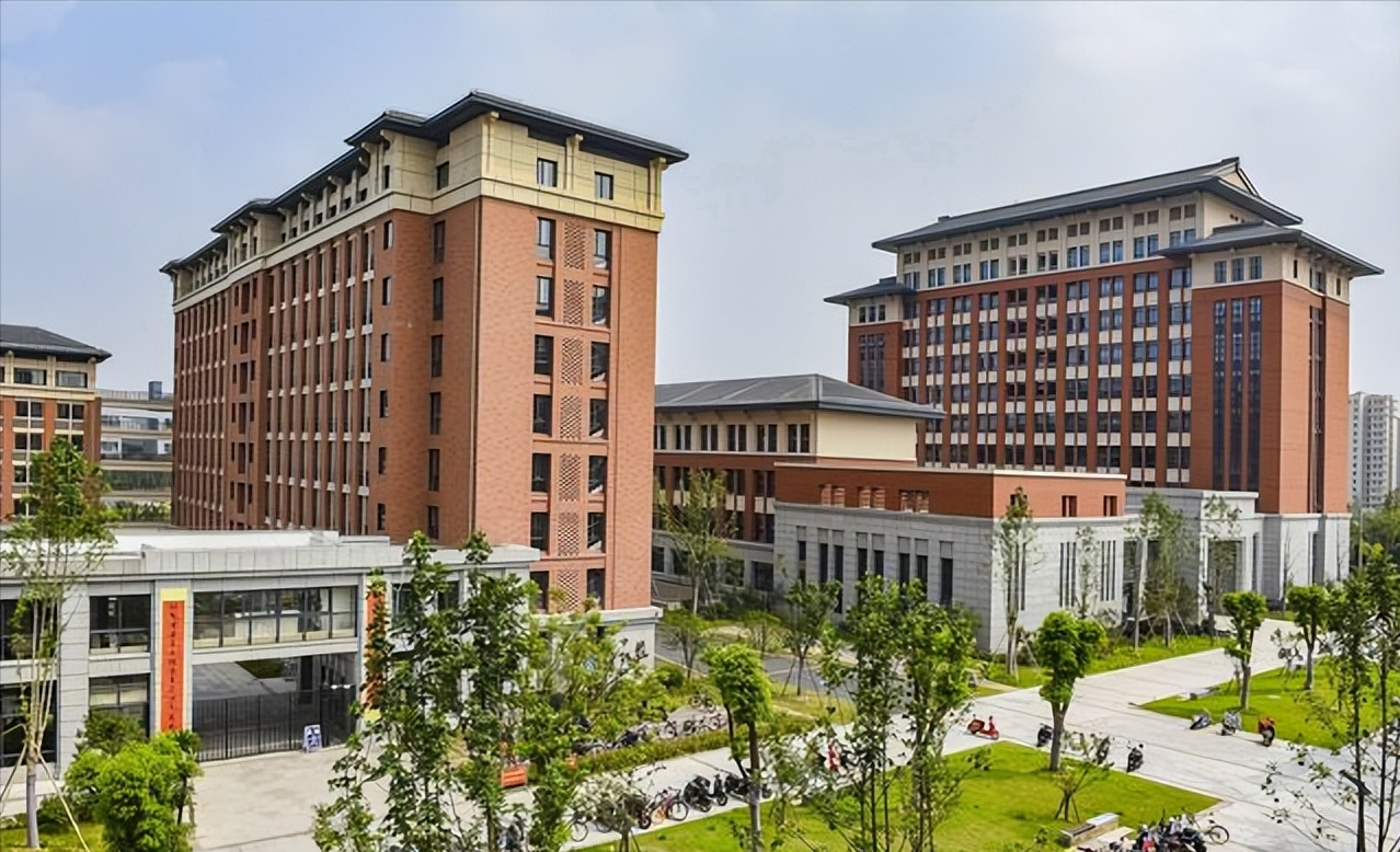 武书连2022最新排行榜发布：武汉大学冲进前五，山川吉表现抢眼