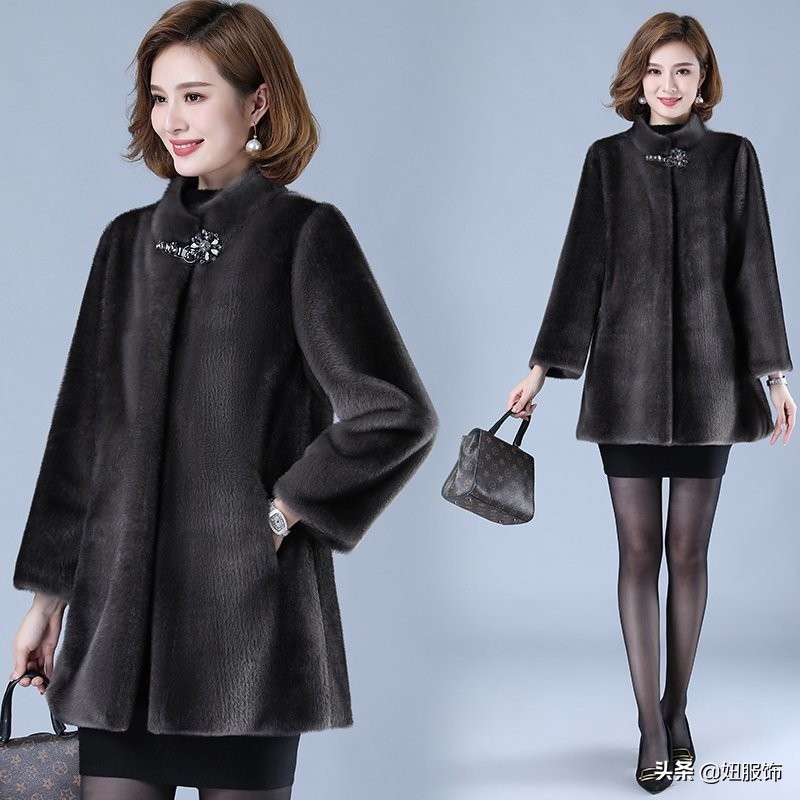 过年回家时，送给妈妈几款洋气保暖的大衣外套，让她心里美滋滋的